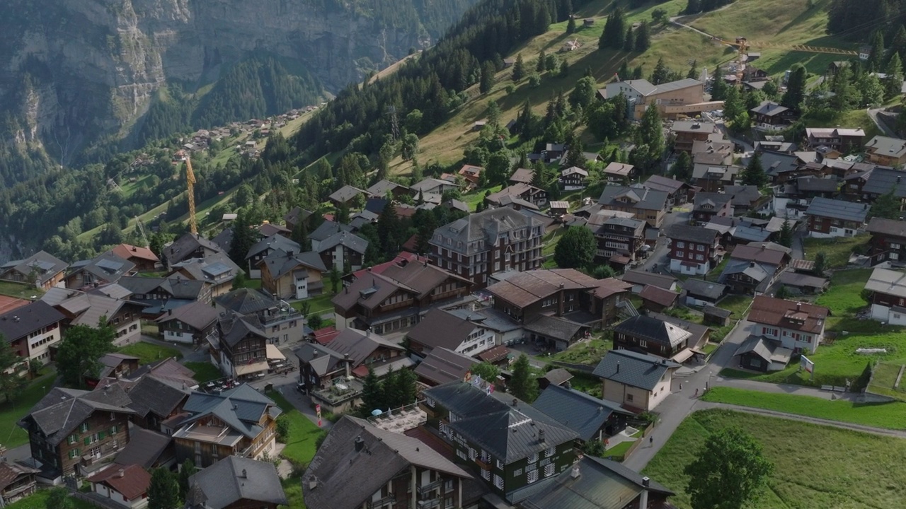 在Lauterbrunnen，悬崖和山脉之上的高山小镇Murren的空中无人机视图视频素材