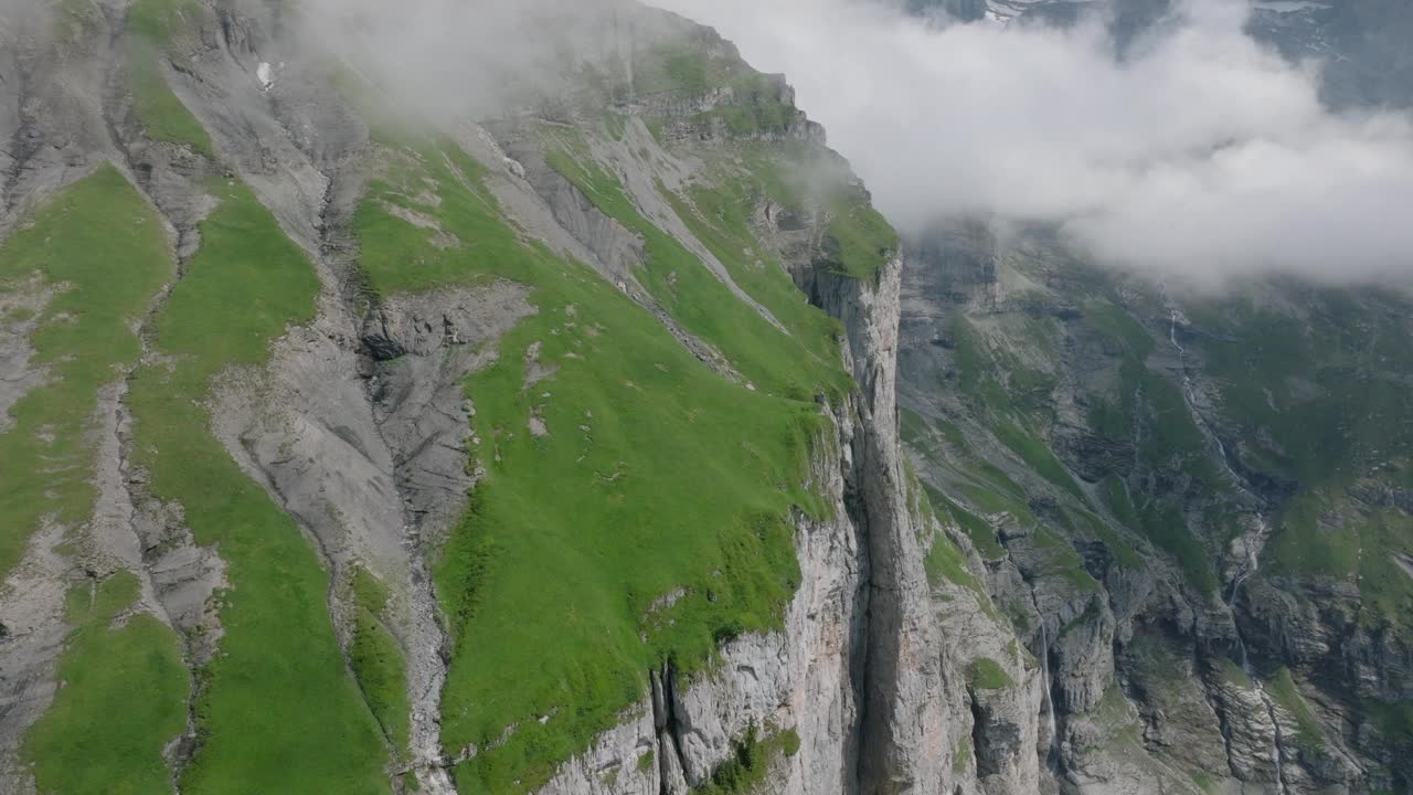 奥斯钦宁高山湖的景色，上面有悬崖和雪峰视频素材