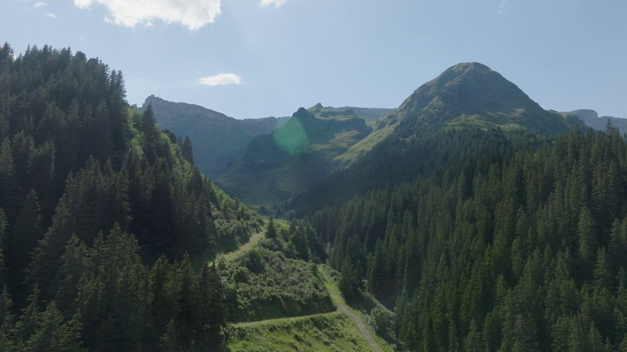 在Lauterbrunnen，悬崖和山脉之上的高山小镇Murren的空中无人机视图视频素材