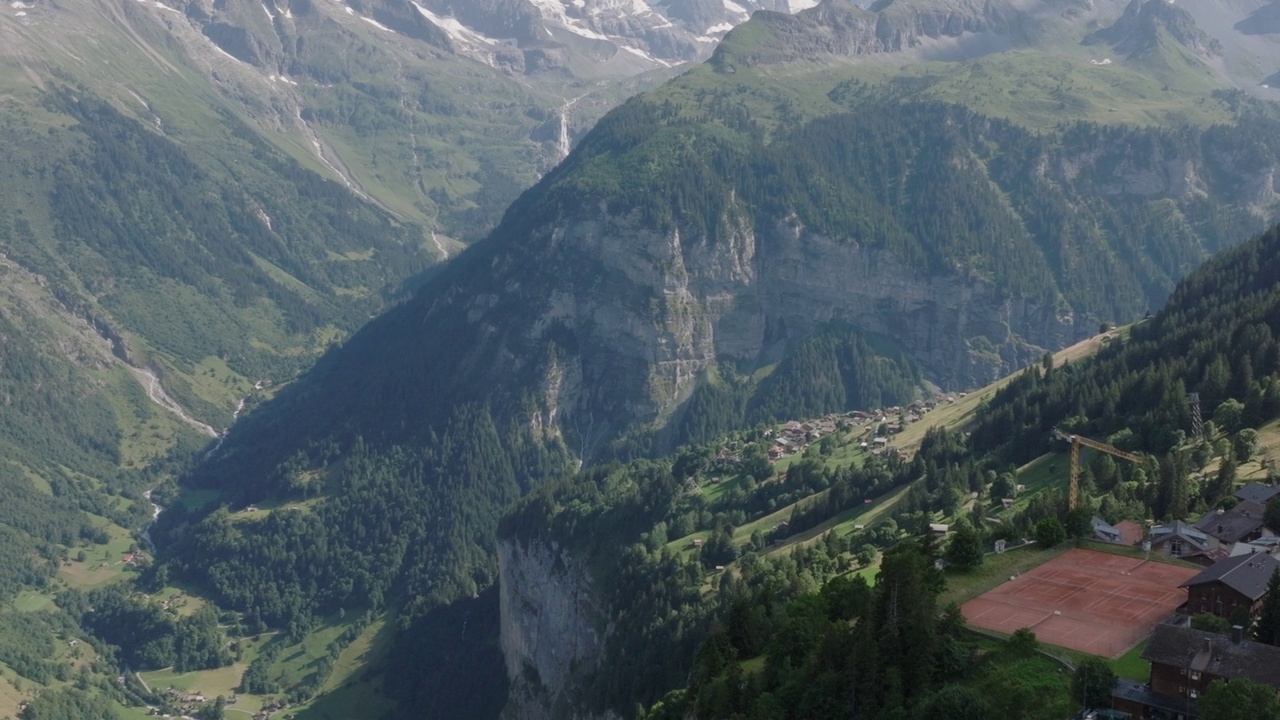 在Lauterbrunnen，悬崖和山脉之上的高山小镇Murren的空中无人机视图视频素材