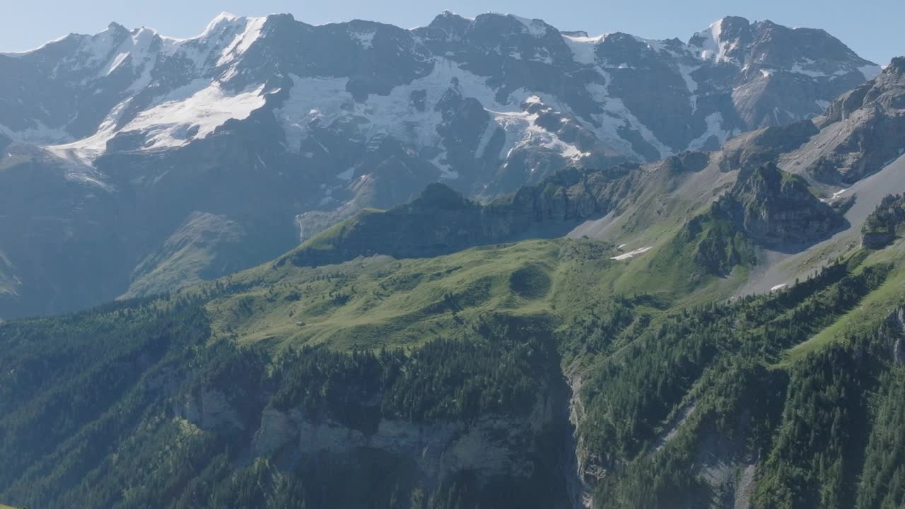 高空无人机拍摄的高山景观和身后的雪山视频素材