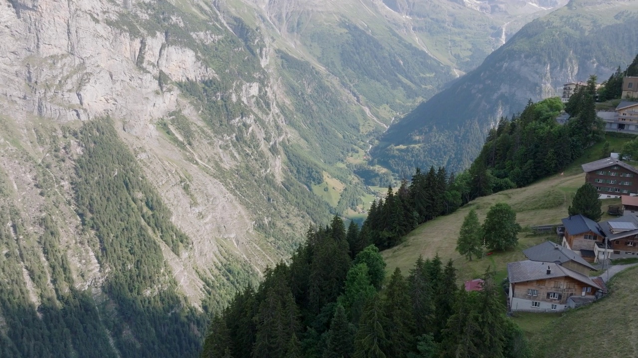 在Lauterbrunnen，悬崖和山脉之上的高山小镇Murren的空中无人机视图视频素材