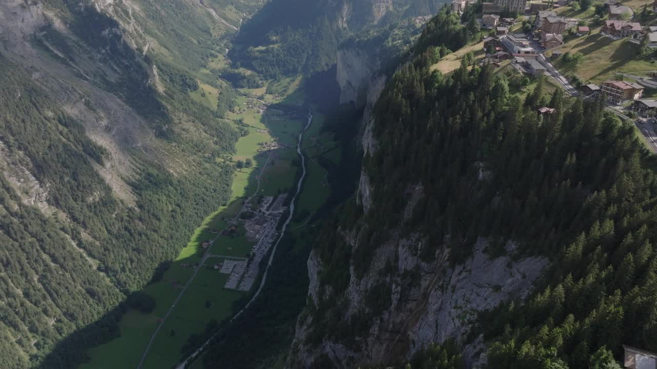 在Lauterbrunnen，悬崖和山脉之上的高山小镇Murren的空中无人机视图视频素材