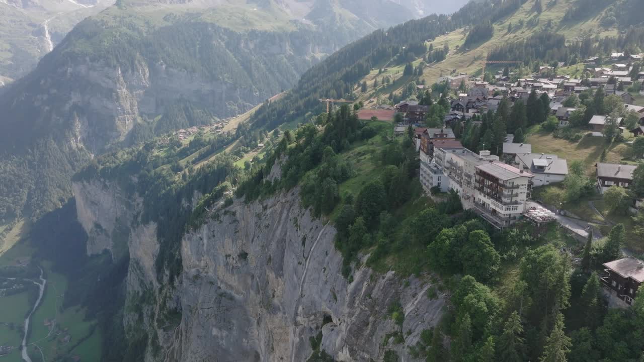 在Lauterbrunnen，悬崖和山脉之上的高山小镇Murren的空中无人机视图视频素材