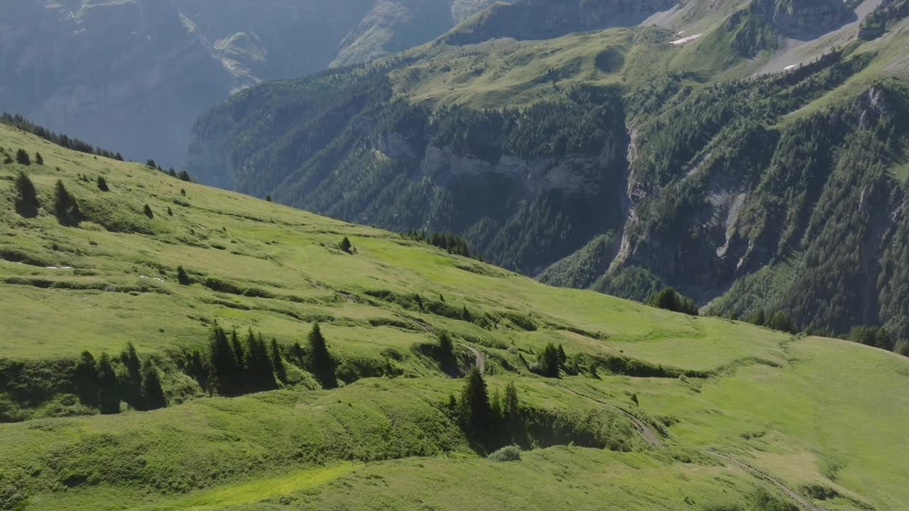 高空无人机拍摄的高山景观和身后的雪山视频素材