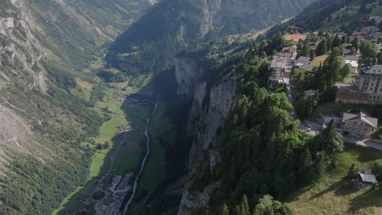 在Lauterbrunnen，悬崖和山脉之上的高山小镇Murren的空中无人机视图视频素材