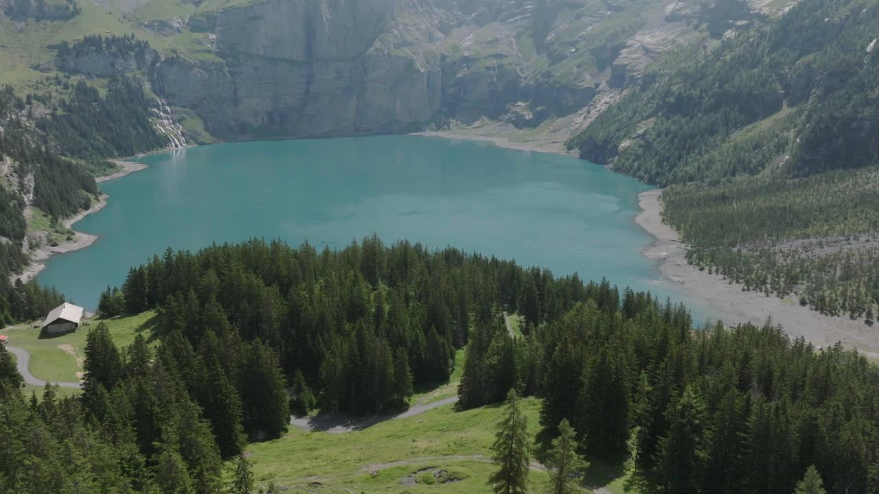 空中无人机拍摄的奥斯奇宁高山图，奥斯奇宁湖，群山之上视频素材