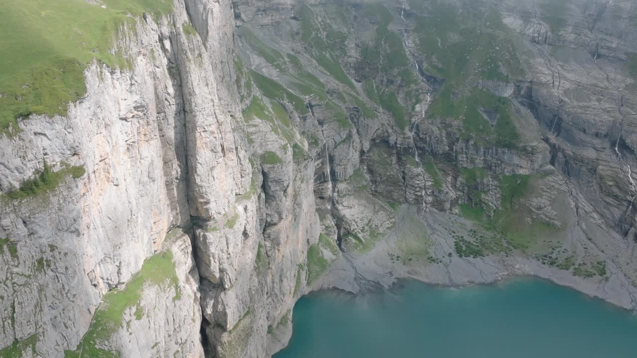 空中无人机拍摄的奥斯奇宁高山图，奥斯奇宁湖，群山之上视频素材