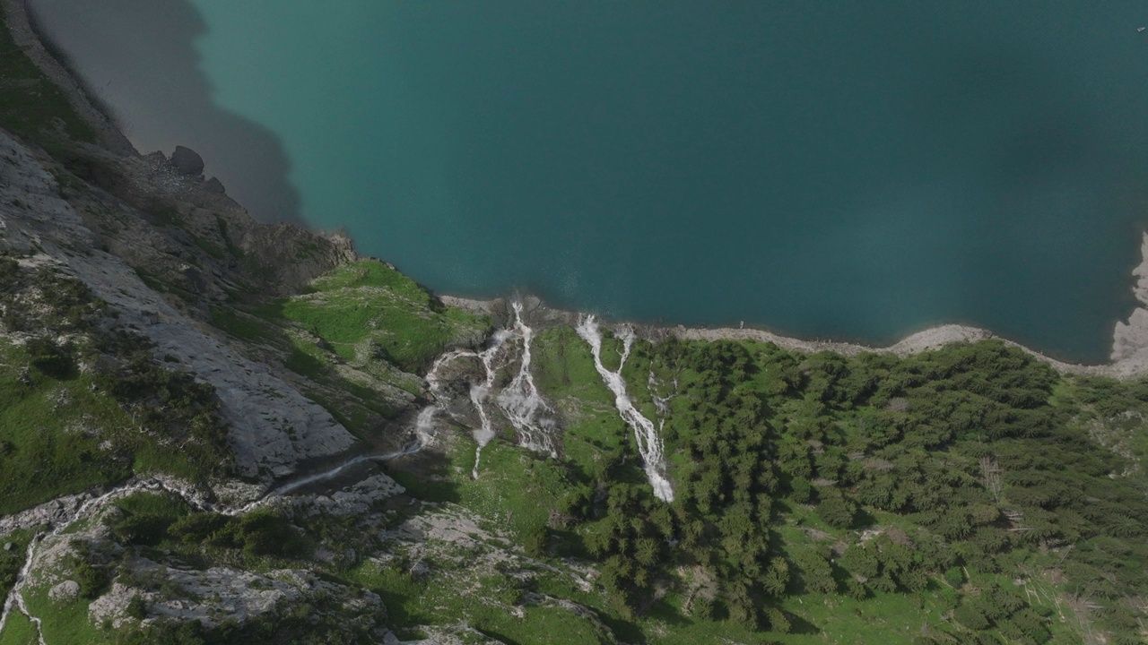 空中无人机拍摄的奥斯奇宁高山图，奥斯奇宁湖，群山之上视频素材