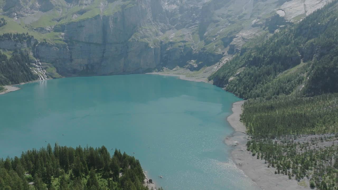 空中无人机拍摄的奥斯奇宁高山图，奥斯奇宁湖，群山之上视频素材