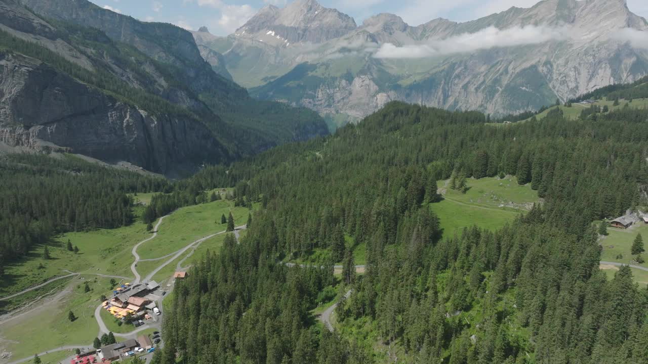 空中无人机拍摄的奥斯奇宁高山图，奥斯奇宁湖，群山之上视频素材