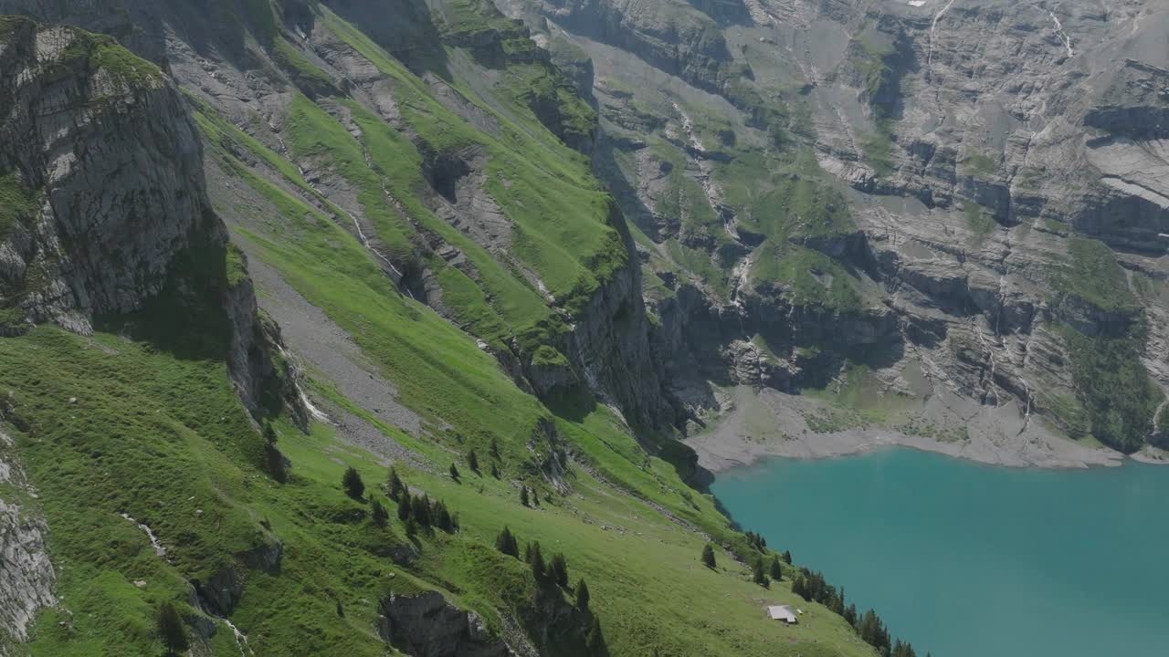 空中无人机拍摄的奥斯奇宁高山图，奥斯奇宁湖，群山之上视频素材