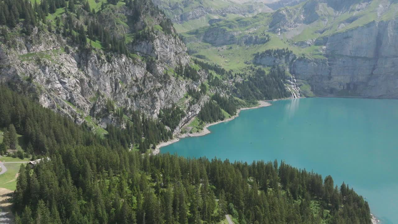 空中无人机拍摄的奥斯奇宁高山图，奥斯奇宁湖，群山之上视频素材