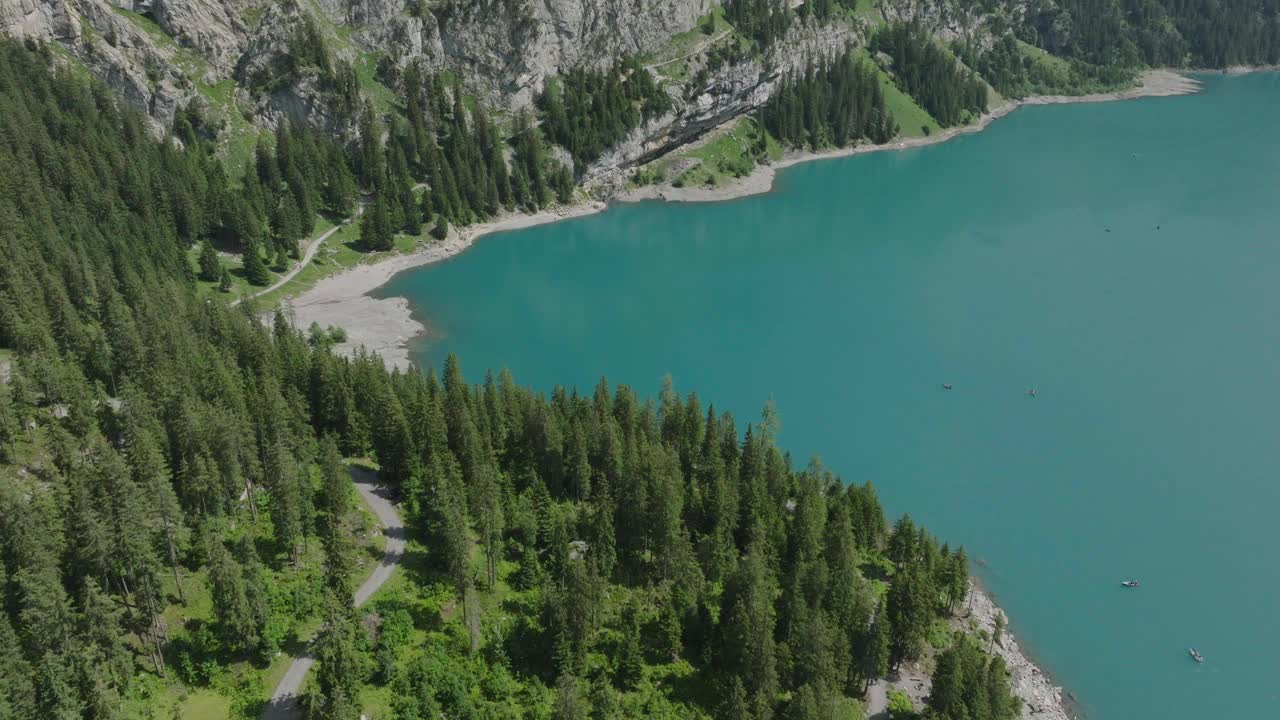 空中无人机拍摄的奥斯奇宁高山图，奥斯奇宁湖，群山之上视频素材