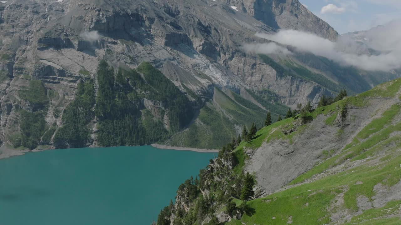 空中无人机拍摄的奥斯奇宁高山图，奥斯奇宁湖，群山之上视频素材