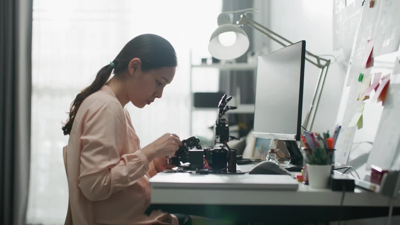 电子工程师与机器人一起检查电压和程序响应时间视频素材