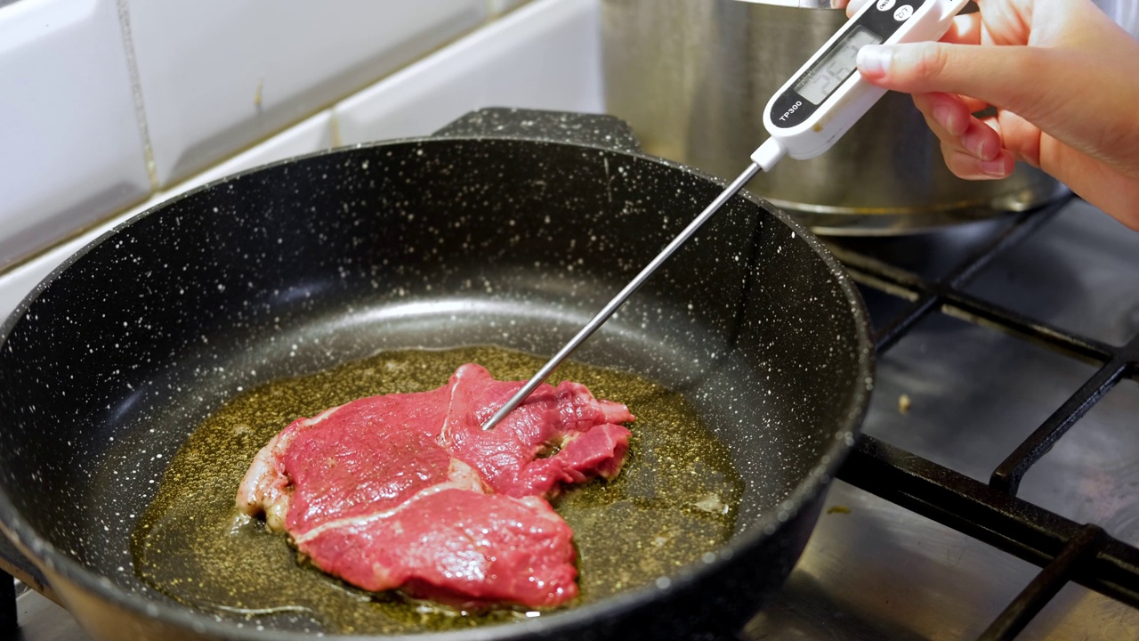 用香草黄油、胡椒和迷迭香煎牛肉片。煎肉排。特写镜头。煎牛眼肋排。菲力牛排。制作原味安格斯肋眼。食物配方背景视频素材