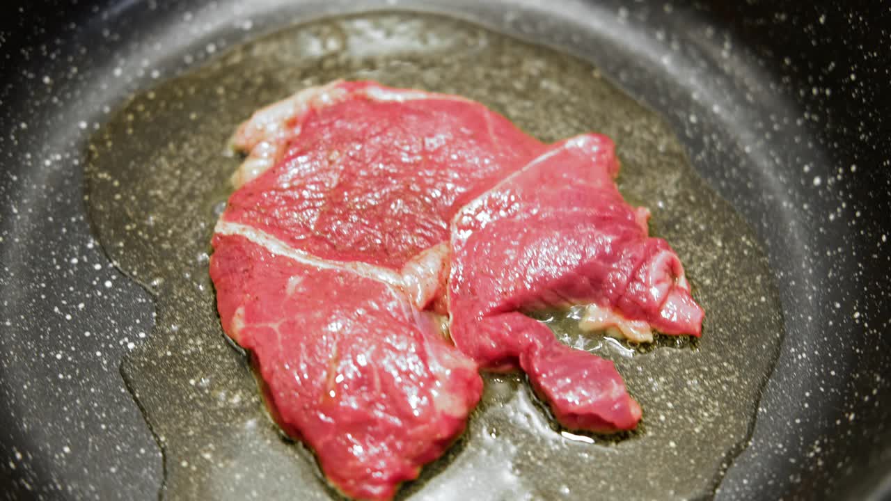 用香草黄油、胡椒和迷迭香煎牛肉片。煎肉排。特写镜头。煎牛眼肋排。菲力牛排。制作原味安格斯肋眼。食物配方背景视频素材