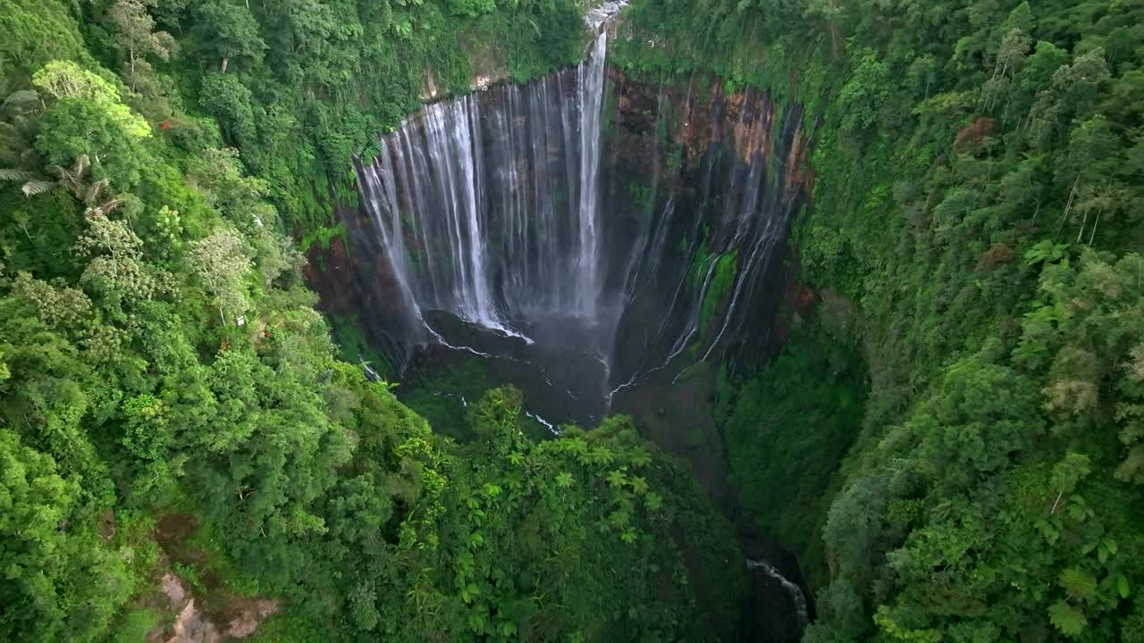 鸟瞰印尼东爪哇岛玛琅的Tumpak Sewu瀑布，瀑布流入陡峭的峡谷视频素材