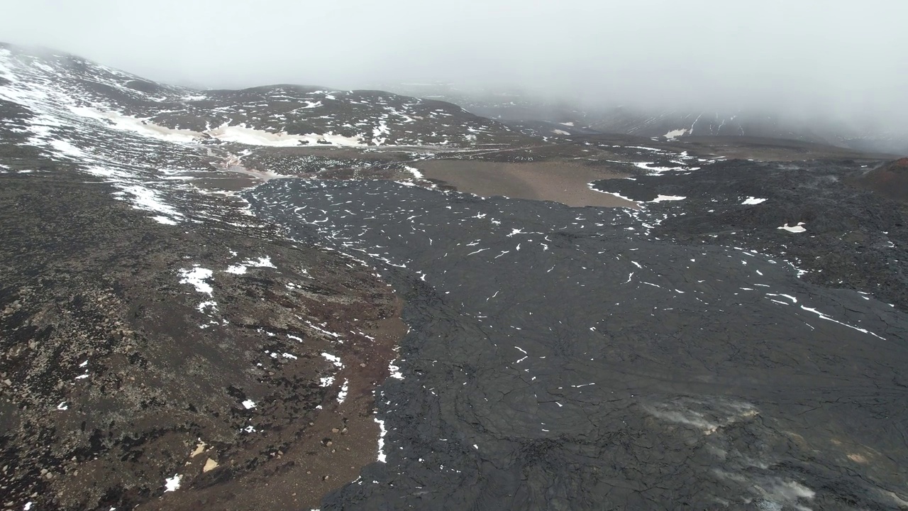 从Fagradalsfjall火山喷发的热气腾腾的熔岩场鸟瞰图视频下载