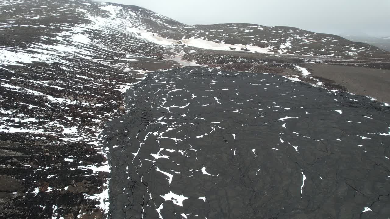 从Fagradalsfjall火山喷发的热气腾腾的熔岩场鸟瞰图视频下载