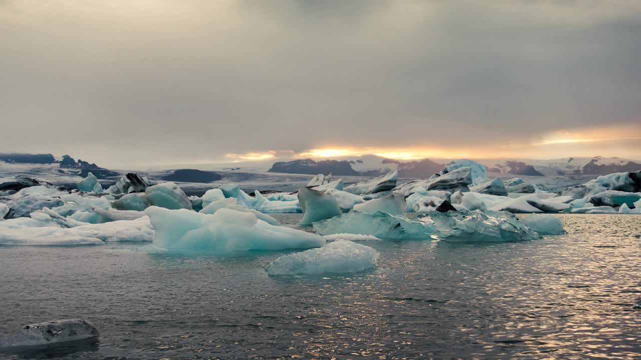 Jokulsarlon冰川泻湖与自然冰山融化在冰岛日落视频素材