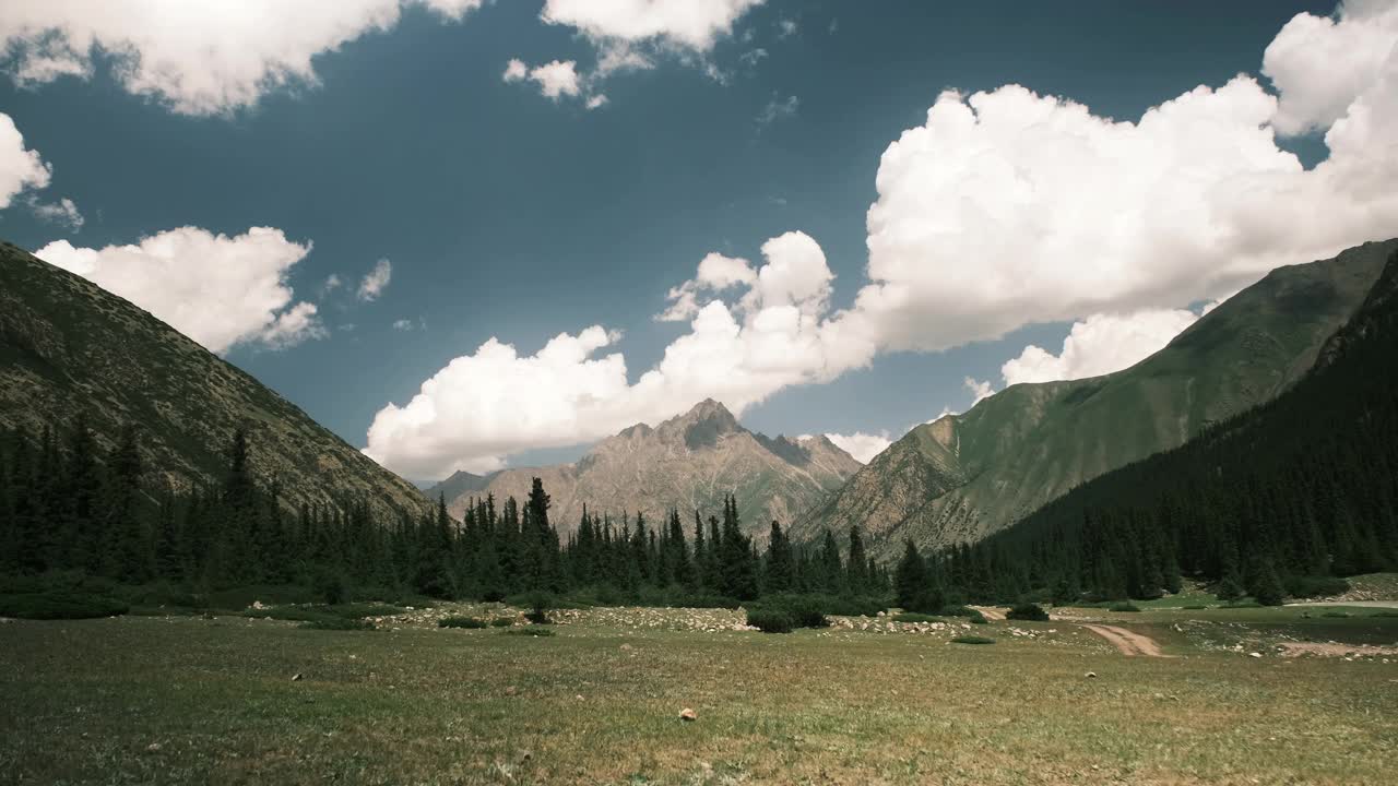 云在山峰上聚集。时间流逝视频素材