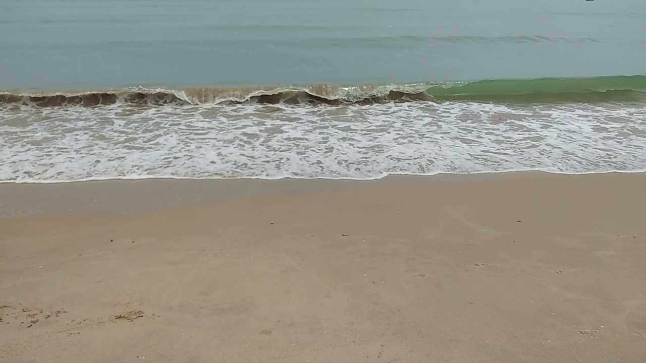 美丽的景色，一个低部分的海浪在海洋海滩视频下载