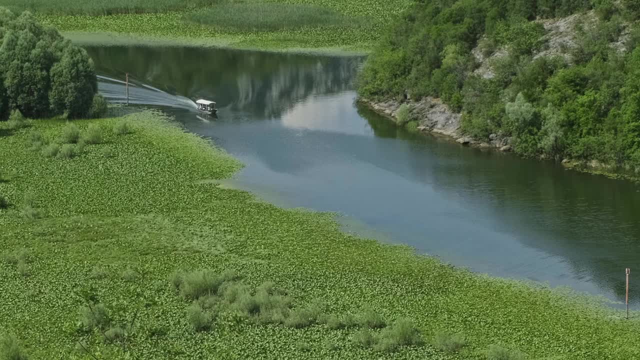 小船在流入斯卡达尔湖的河流上视频素材