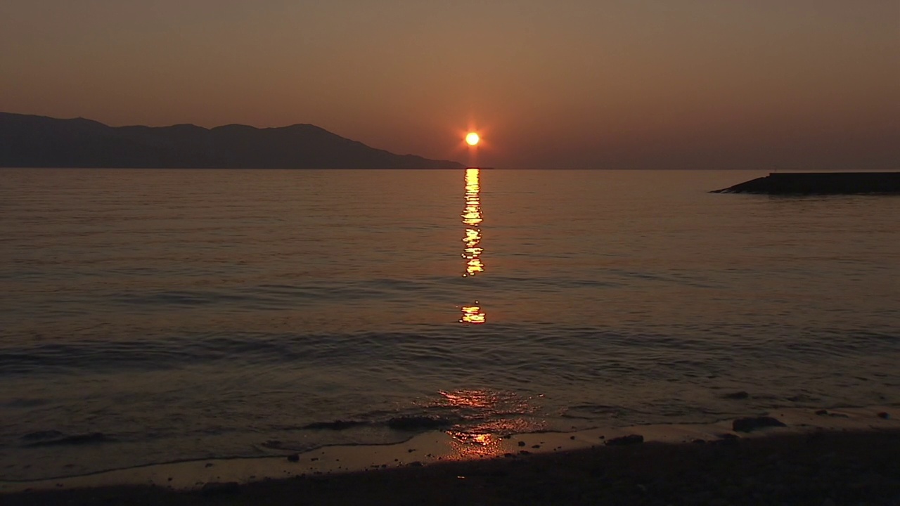 太阳反射在海洋上视频素材