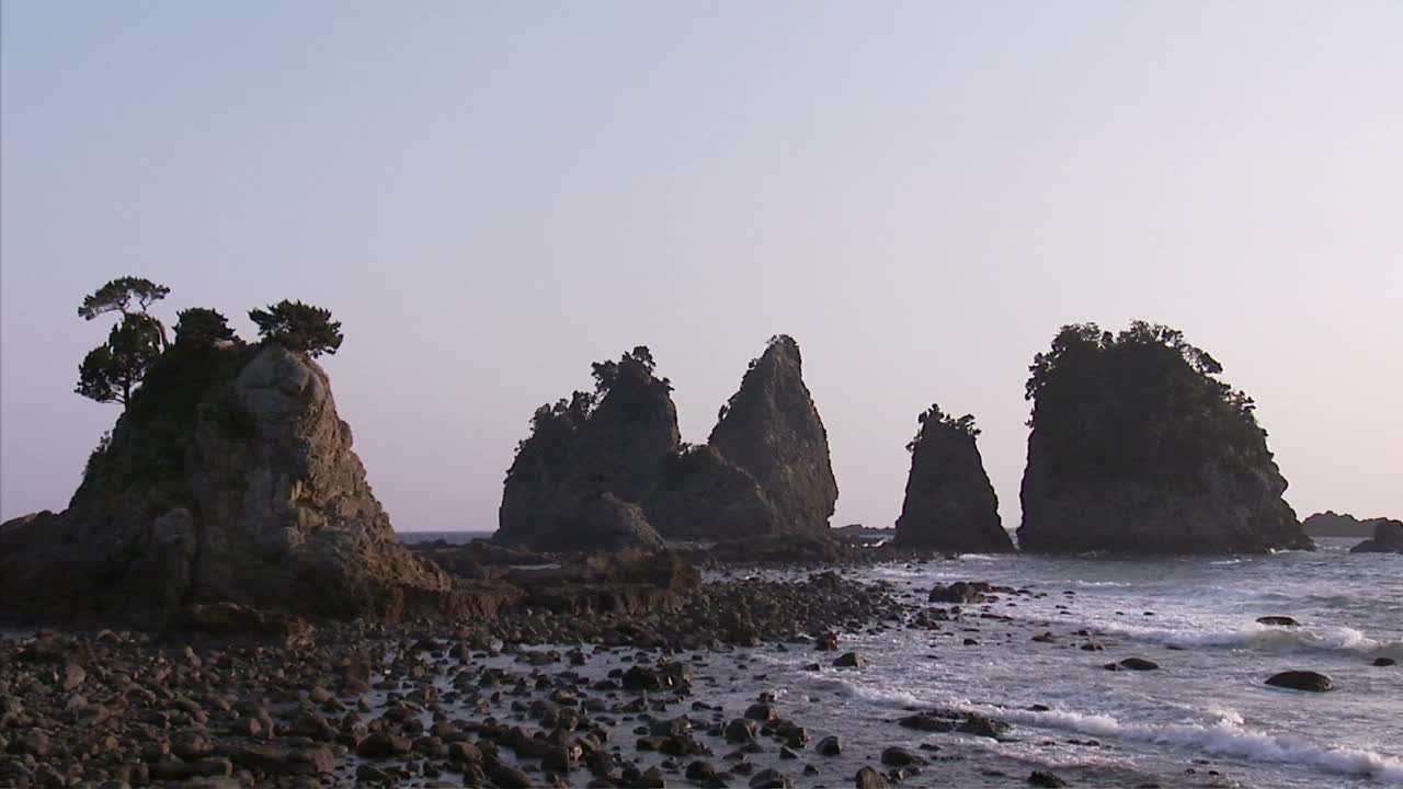 海浪冲刷着多岩石的海滩视频素材