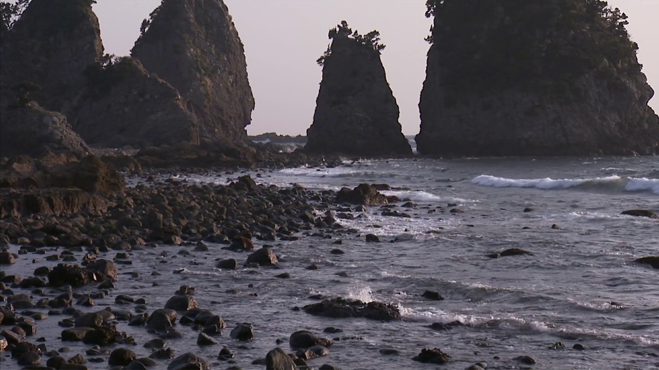 海浪冲刷着多岩石的海滩视频素材