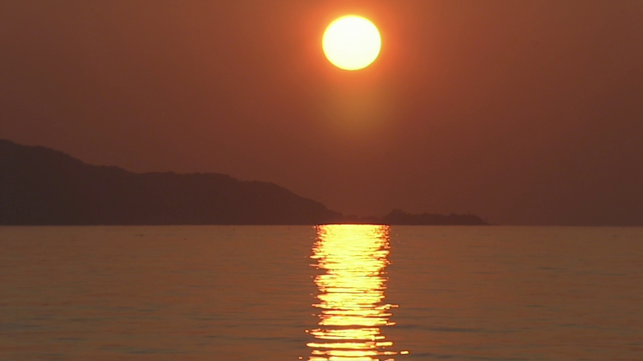 太阳反射在海洋上视频素材