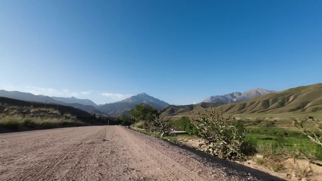 在通往峡谷的土路上开车。汽车的观点视频素材