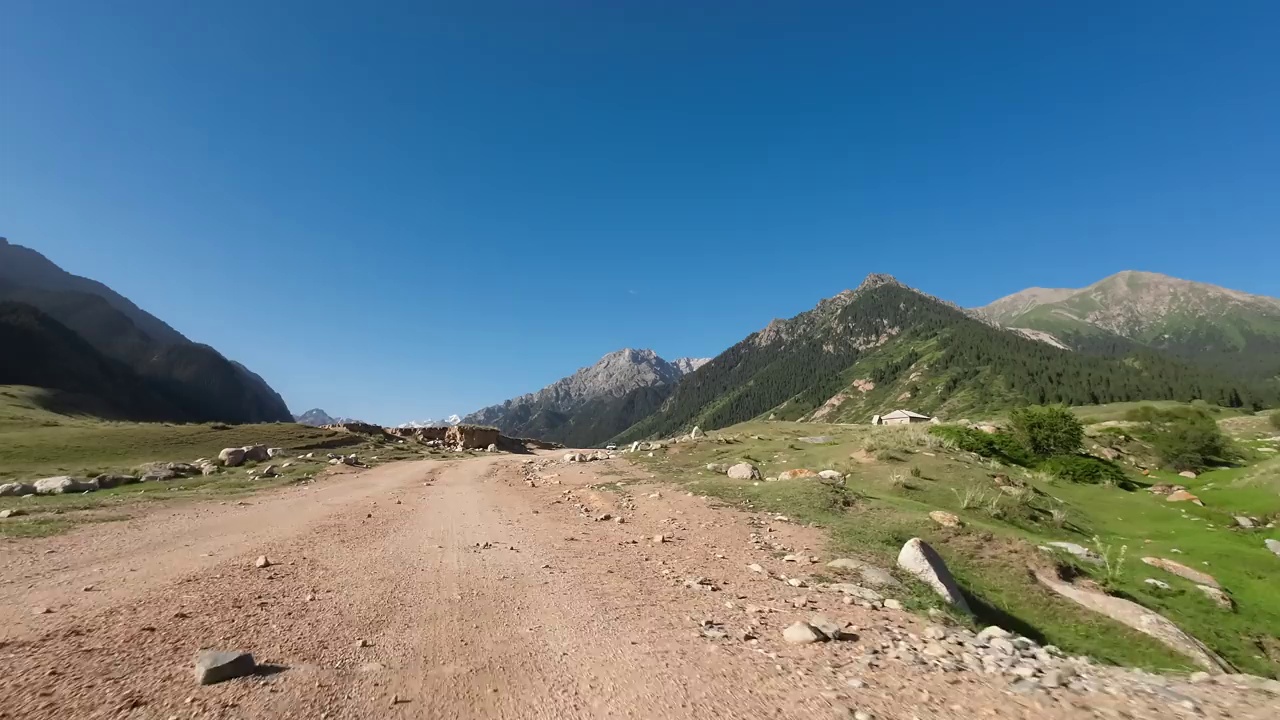 在山谷里的土路和岩石路上行驶。汽车的观点视频素材