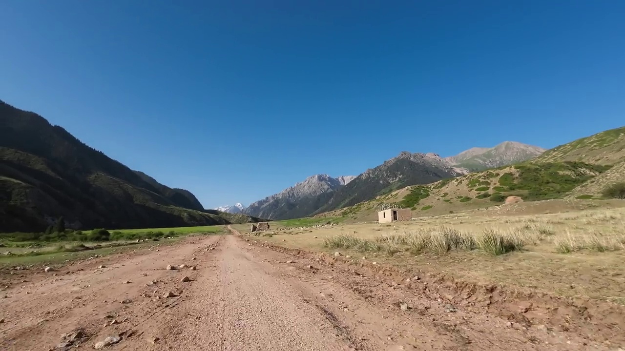 在山谷里的土路和岩石路上行驶。汽车的观点视频素材