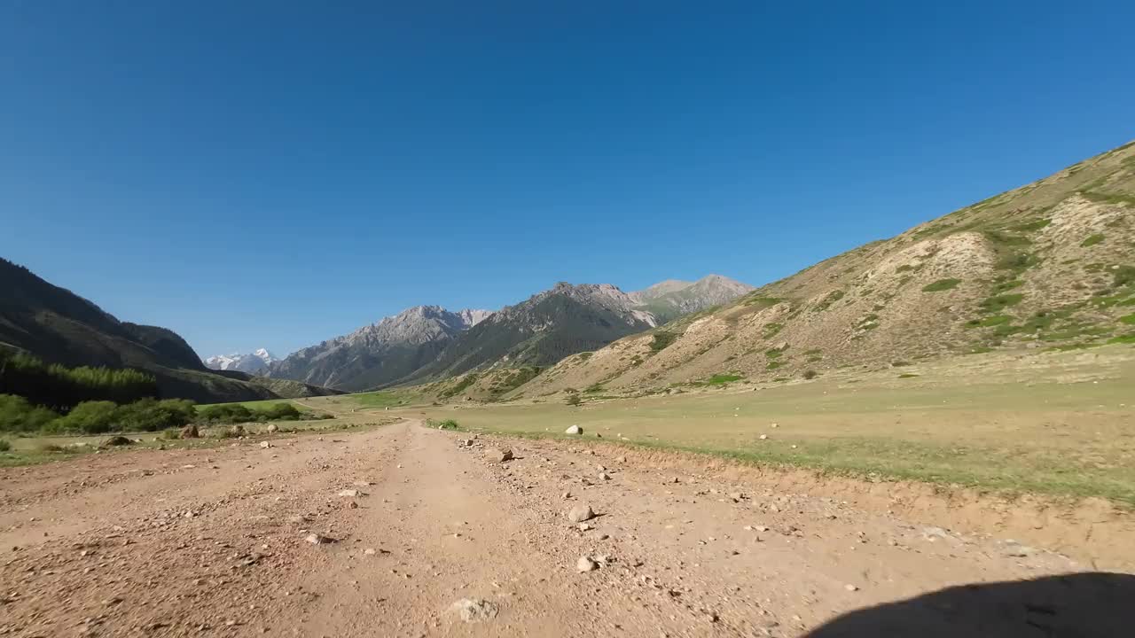 在山谷里的土路和岩石路上行驶。汽车的观点视频素材