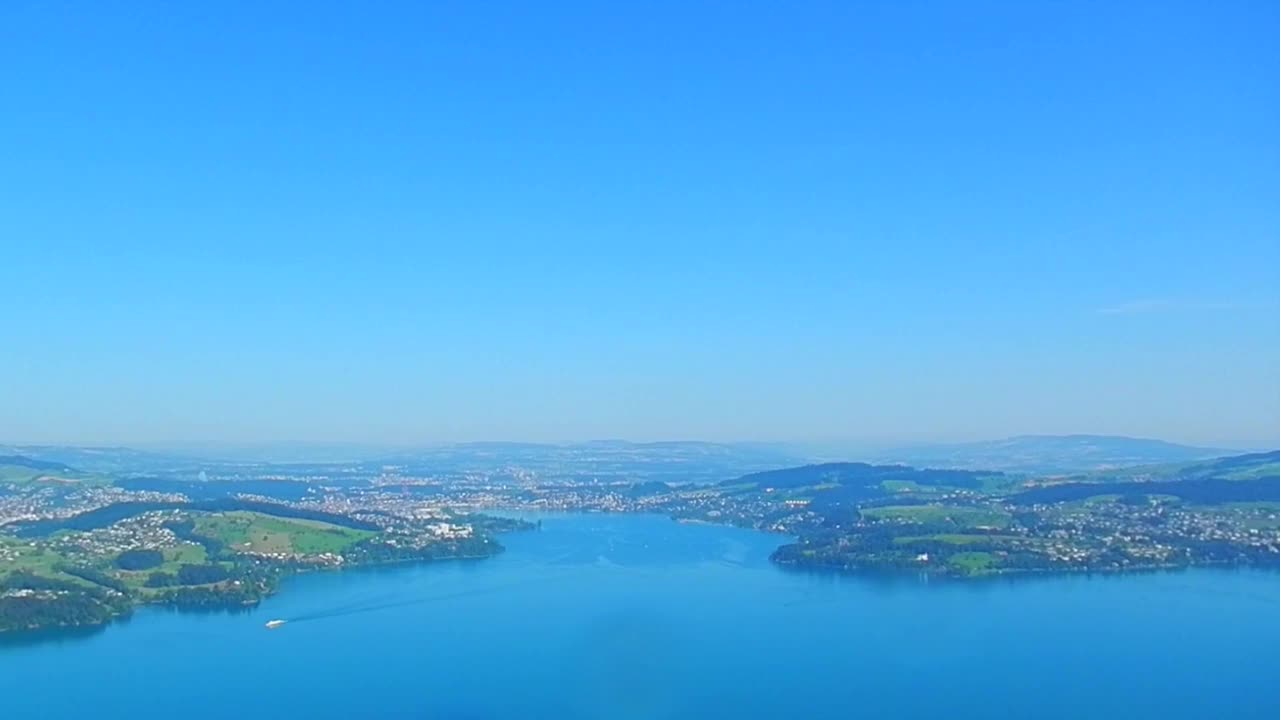 在一个阳光明媚的夏日，在卢塞恩湖和城市鸟瞰山景和湖景视频素材