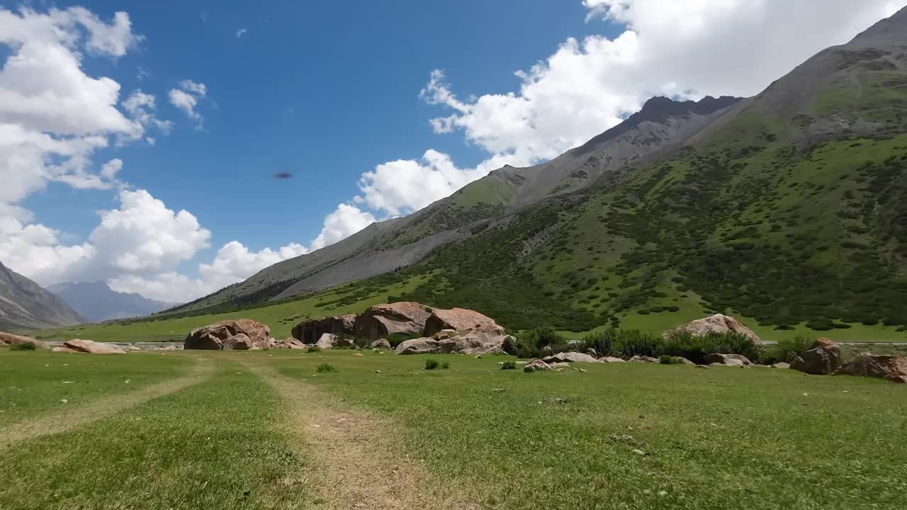 山谷越野驾驶。汽车的观点视频素材