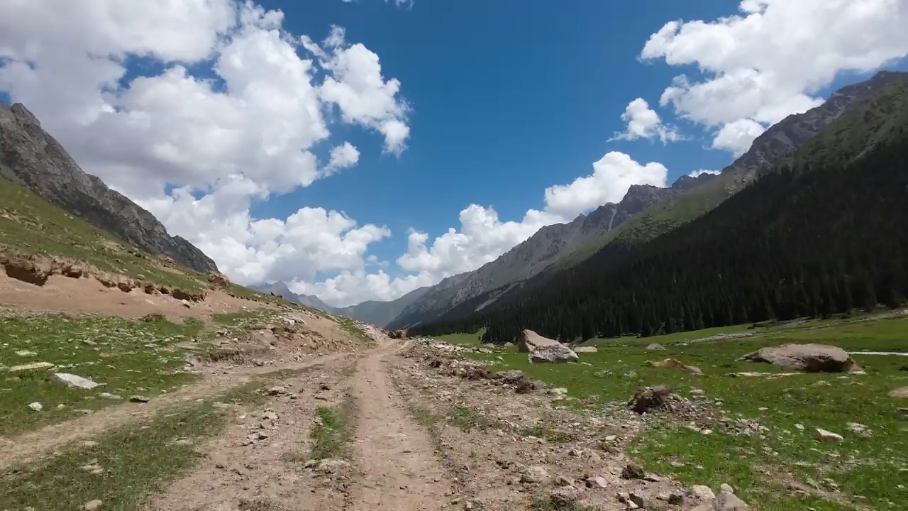 在山谷里的土路和岩石路上行驶。汽车的观点。视频素材