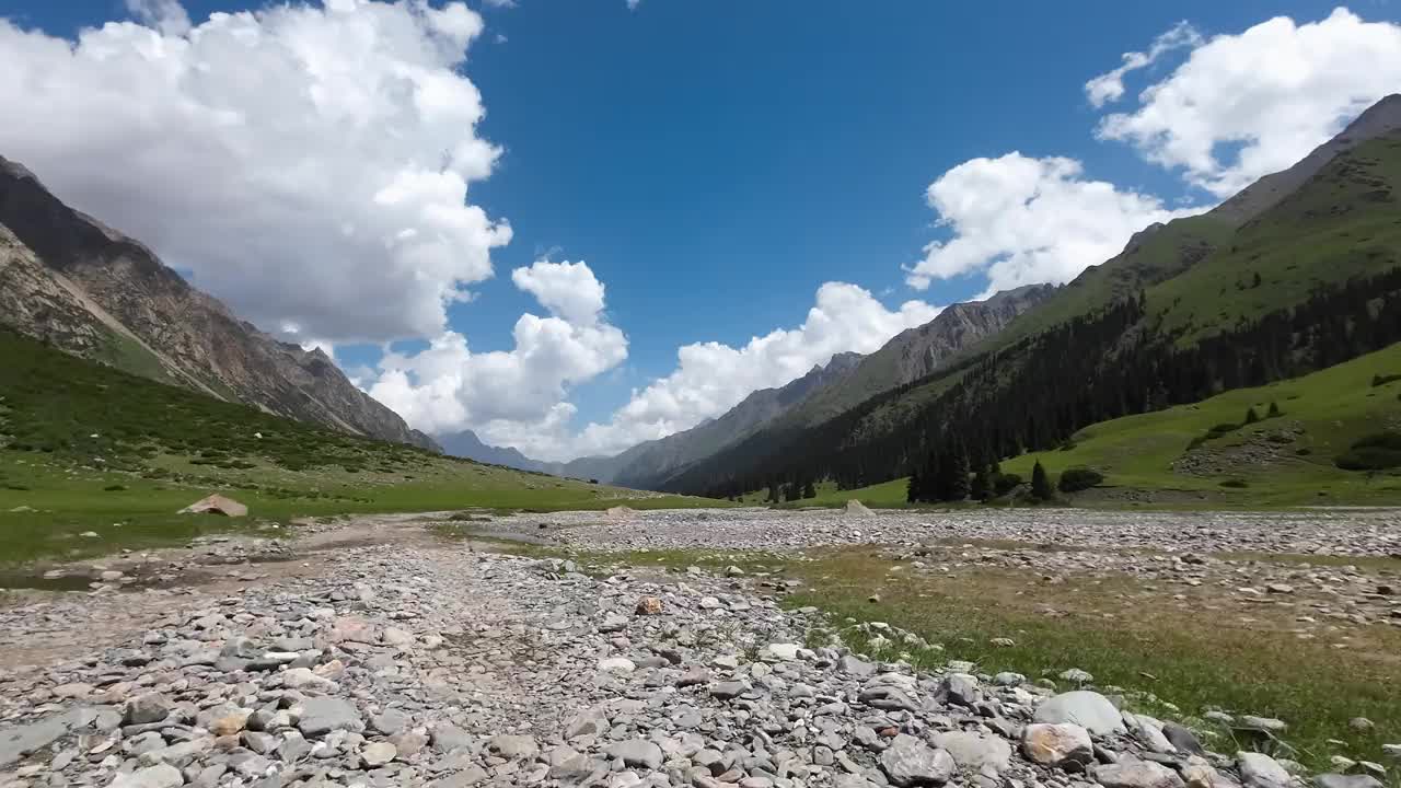 在山谷里的土路和岩石路上行驶。汽车的观点视频素材