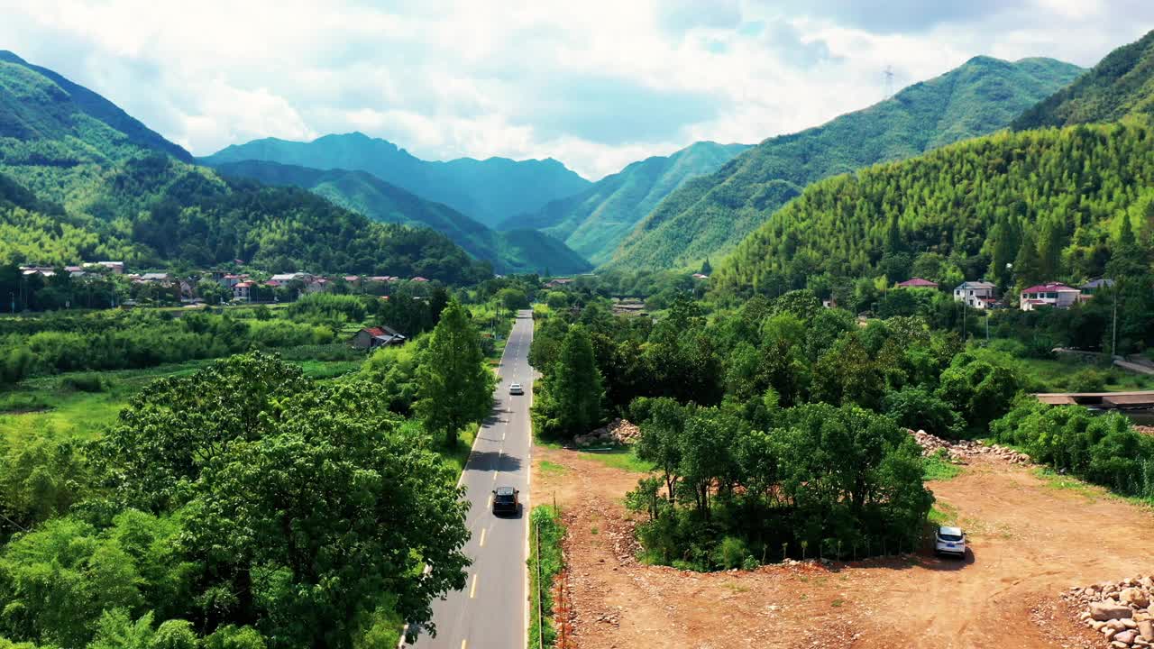 空中汽车行驶在风景秀丽的山路上视频素材