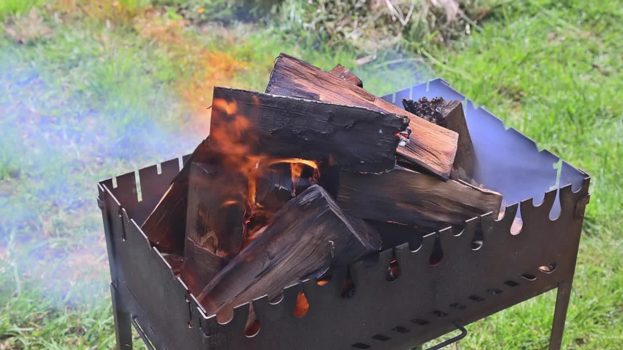 这是一个小型的可折叠便携式火盆，可用于烧烤架燃烧木材视频素材