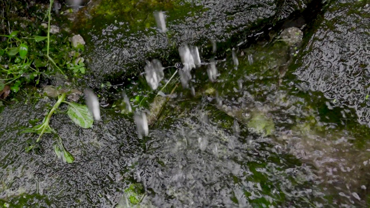 季风天气下雨滴落在湖面上的高角度视角视频素材