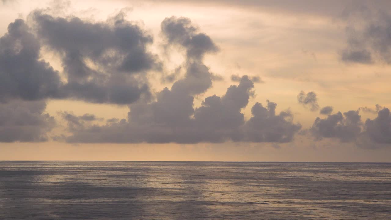 大自然。海上日落。壮丽的日落或日出景观自然云景天空和海上的云移动滚动4k彩色的黑暗晚霞。美丽的天空。视频素材