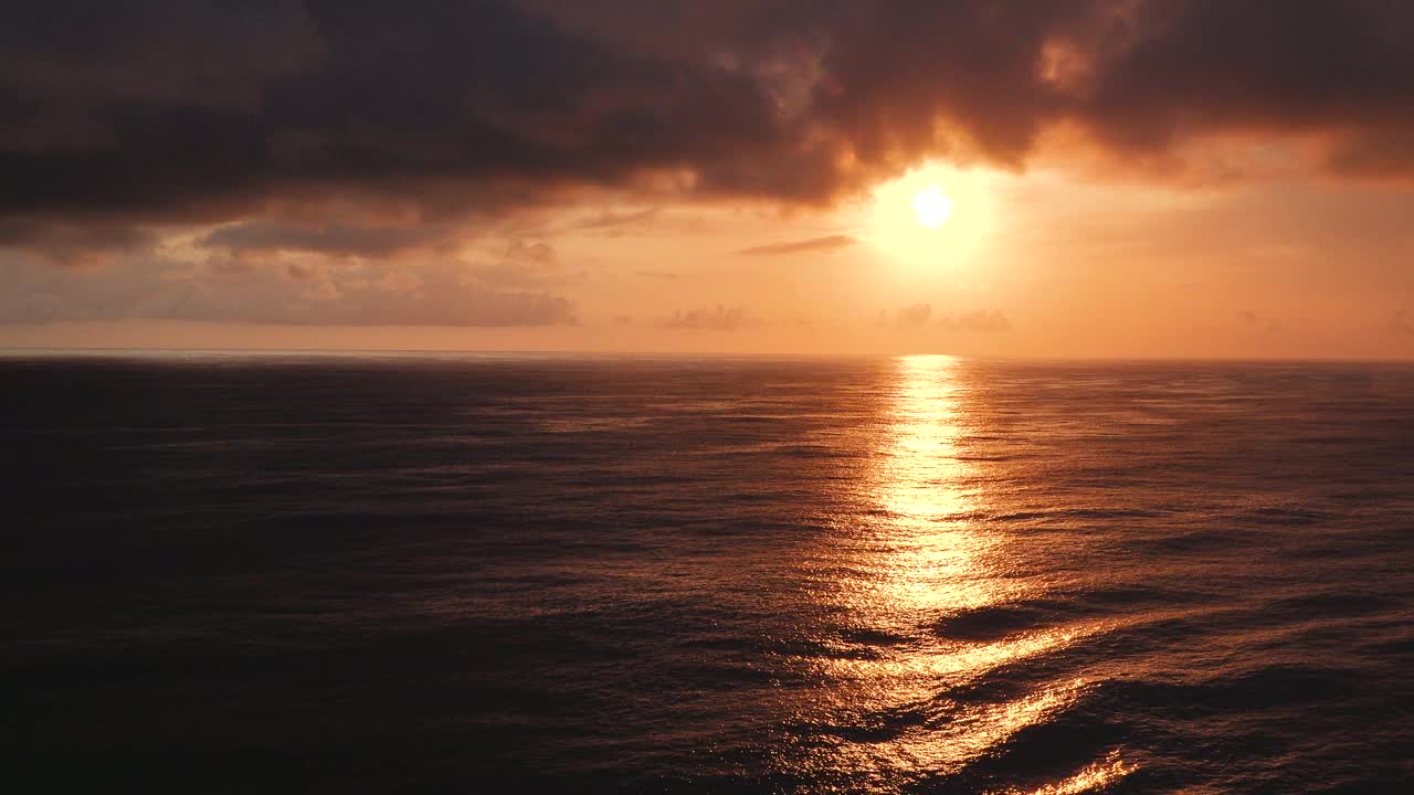 大自然。海上日落。壮丽的日落或日出景观自然云景天空和海上的云移动滚动4k彩色的黑暗晚霞。美丽的天空。视频素材