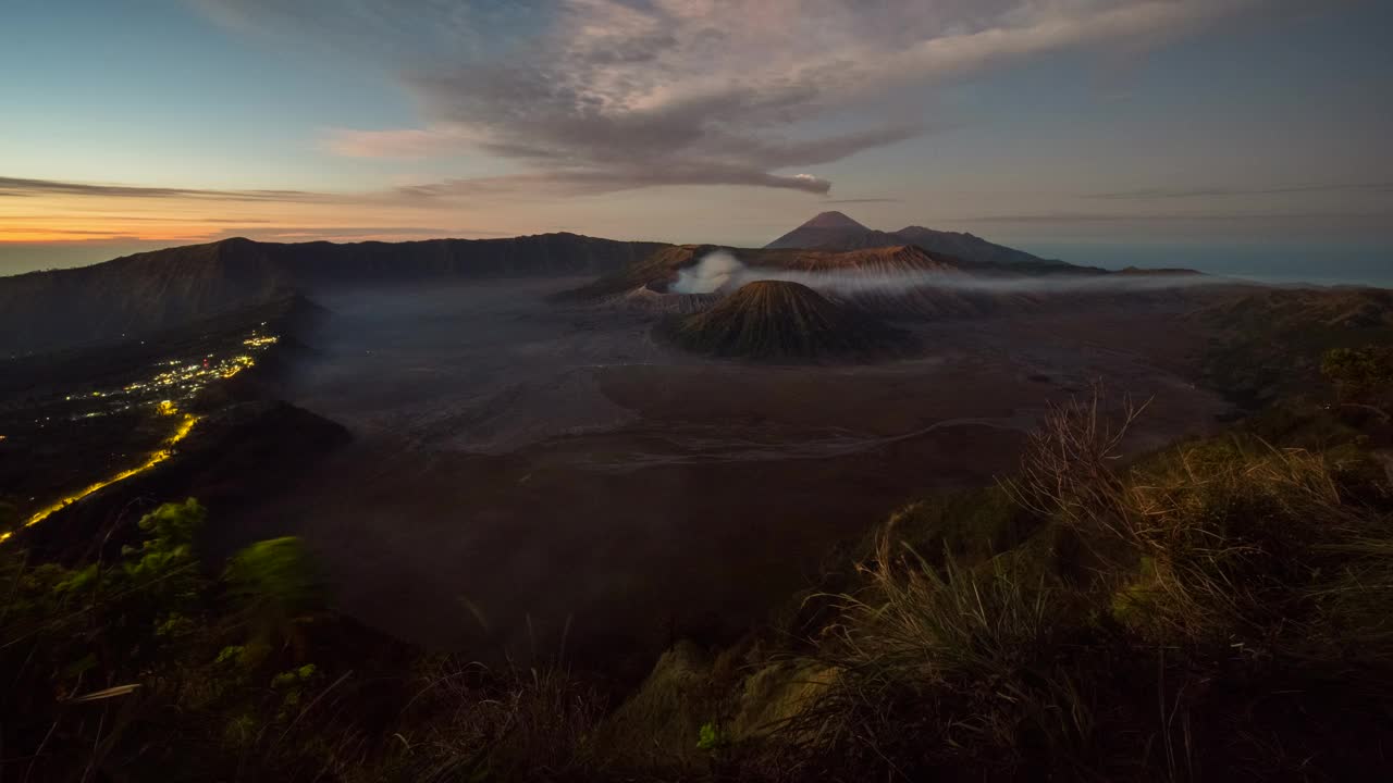 印尼，日出时冒出浓烟的延时拍摄的Bromo火山视频素材