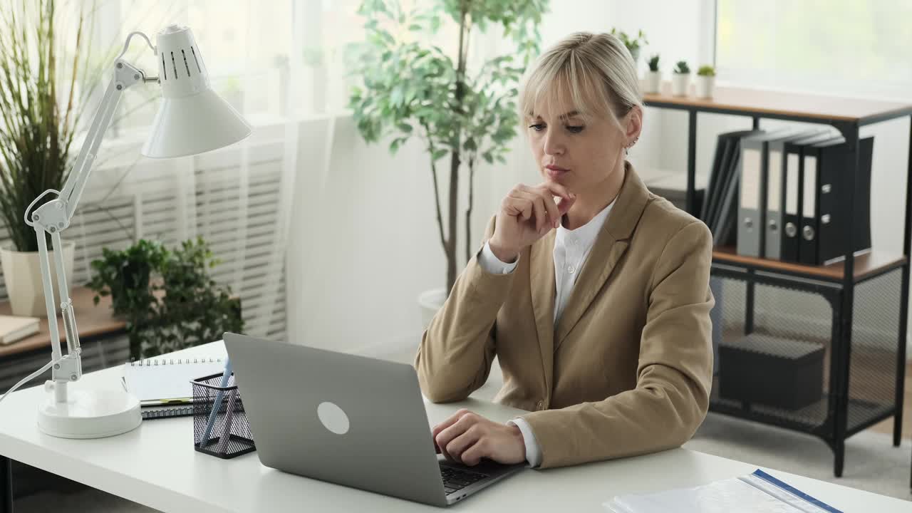 白人女商人在笔记本电脑上工作时的天才想法视频素材