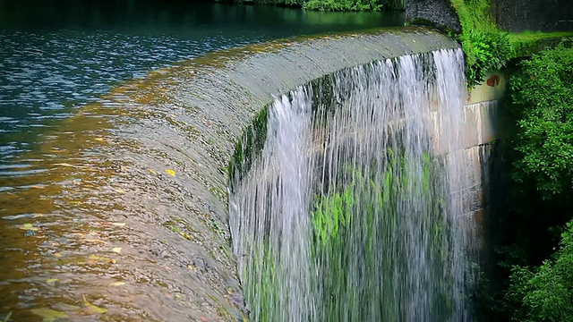 水从旧坝上流过视频素材