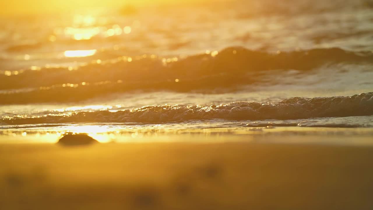 日落海浪在慢动作视频素材